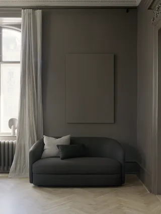 Covent Sofa Narrow 2 Seater van New Works – sfeerfoto 5 van 6