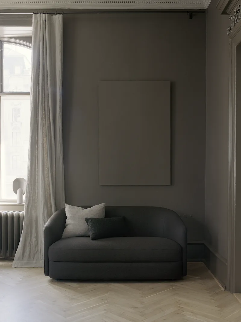 Covent Sofa Narrow 2 Seater van New Works – sfeerfoto 5 van 6