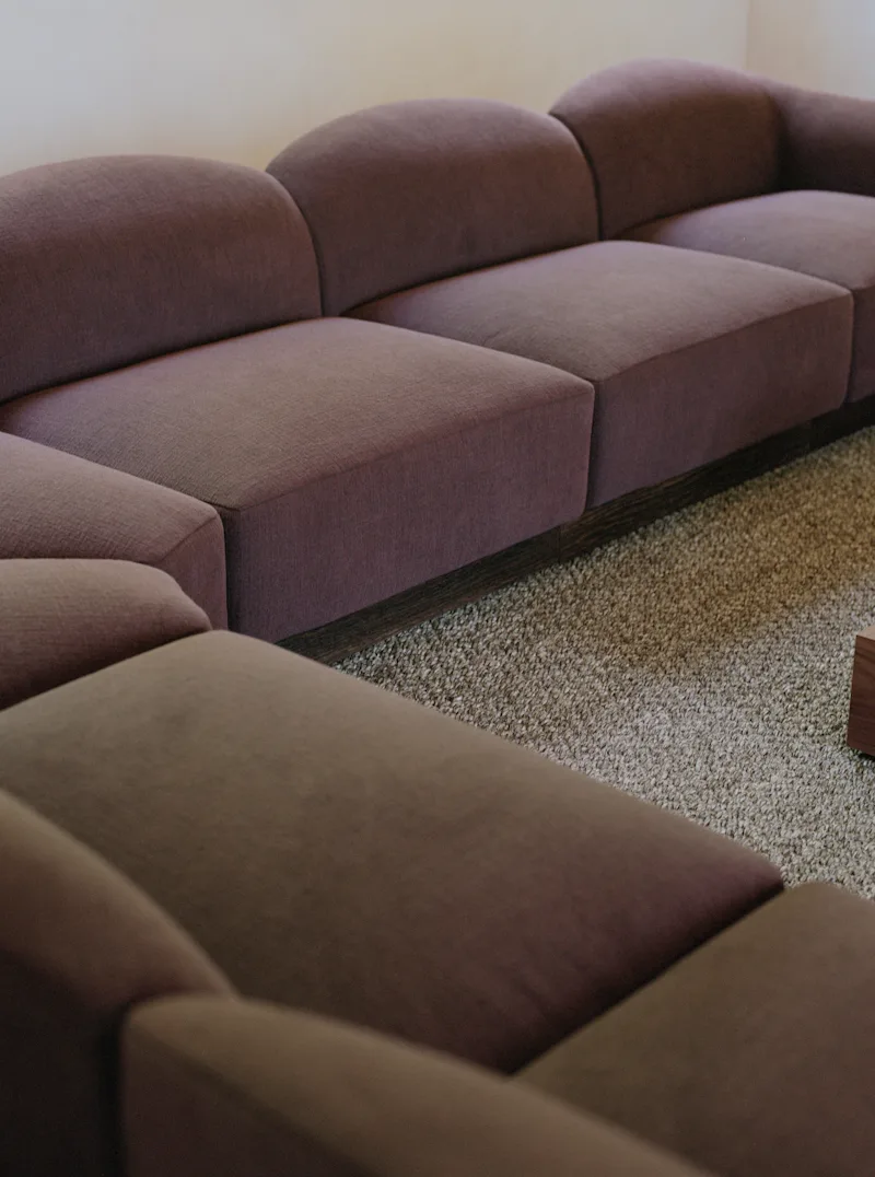 Shore Modular Sofa, Configuration 7 van New Works – sfeerfoto 7 van 8