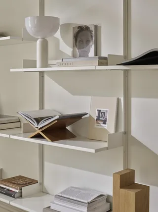 Kizu Table Lamp Small van New Works – sfeerfoto 3 van 4