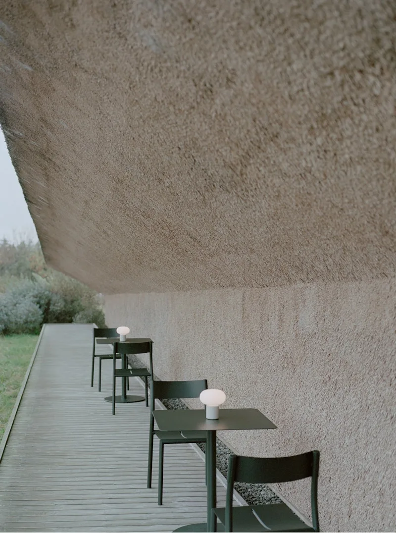 May Bistro Table 70x70 van New Works – sfeerfoto 2 van 4
