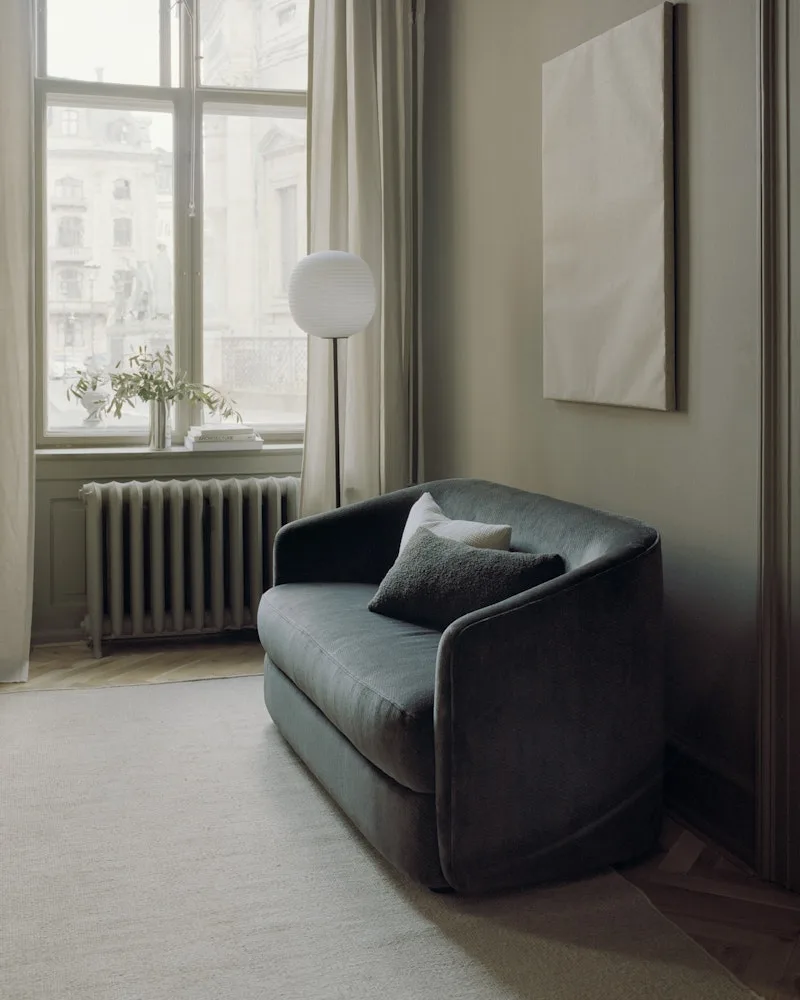 Covent Sofa Narrow 3 Seater von New Works – Ambientefoto 6 von 8