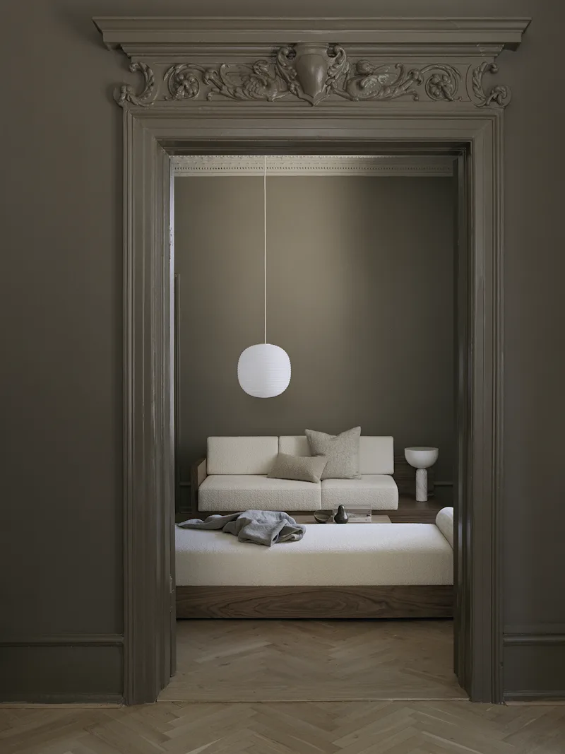 Lantern Pendant Lamp Large de New Works – photo d’ambiance 5 sur 6