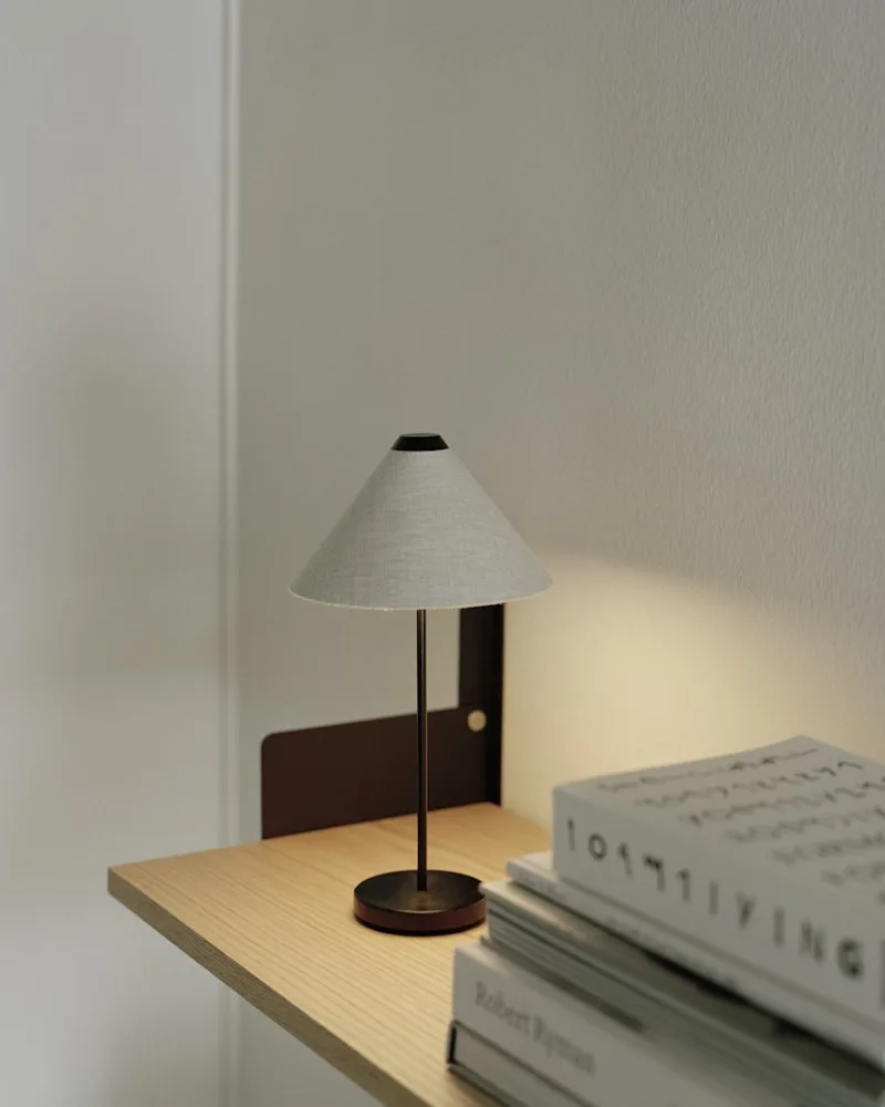 Brolly Portable Table Lamp de New Works – photo d’ambiance 2 sur 7