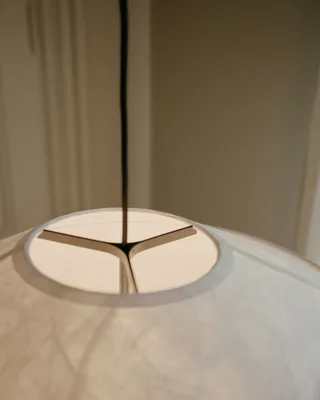 Kite Pendant Lamp Ø65 van New Works – sfeerfoto 1 van 5