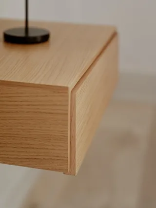 Tana Wall Mounted Nightstand van New Works – sfeerfoto 4 van 6