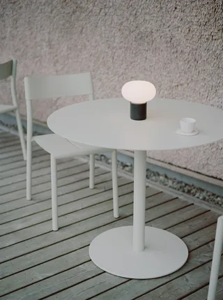 May Bistro Table Ø90 von New Works – Ambientefoto 2 von 5