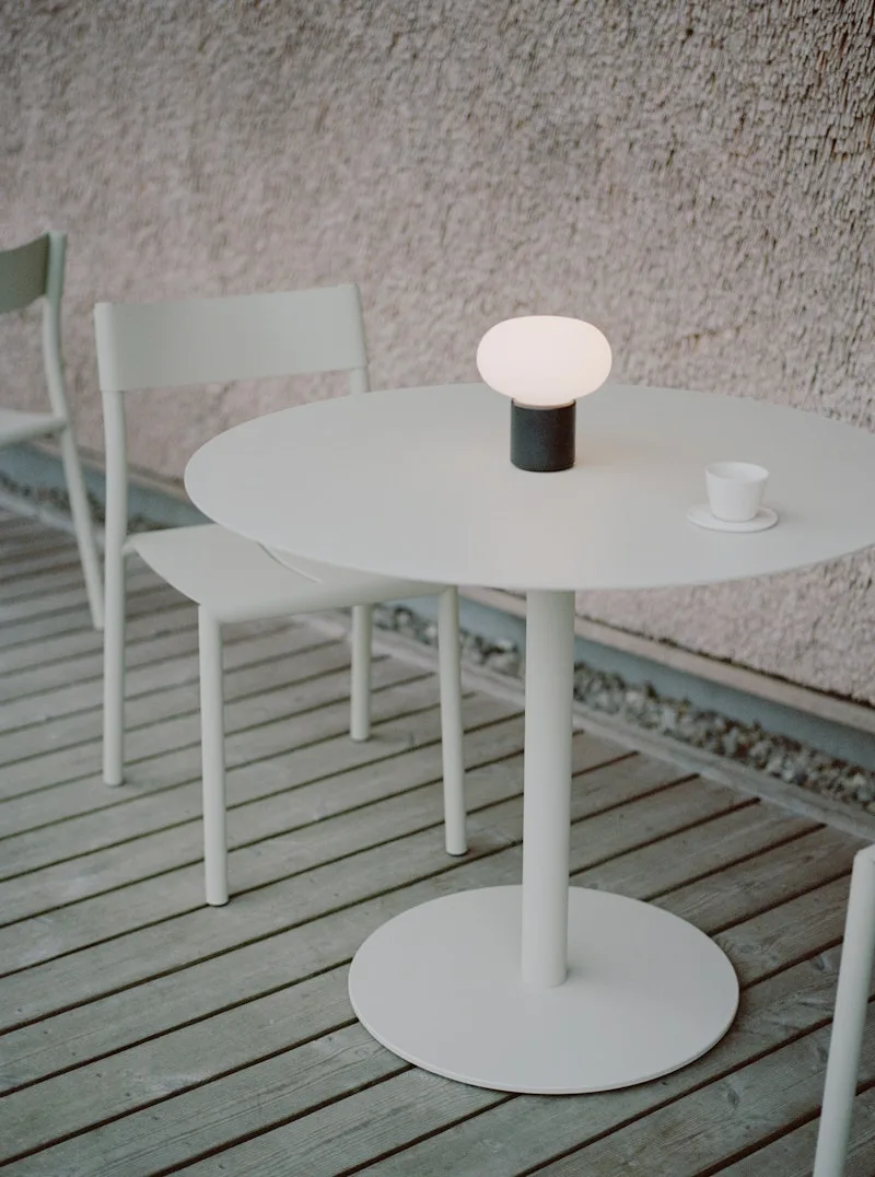 May Bistro Table Ø90 von New Works – Ambientefoto 2 von 5