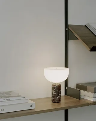 Kizu Portable Table Lamp von New Works – Ambientefoto 3 von 4
