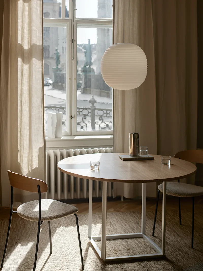 Lantern Pendant Lamp Large de New Works – photo d’ambiance 2 sur 6