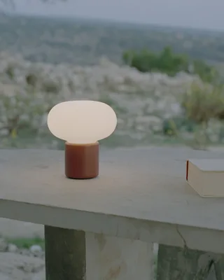 Karl-Johan Portable Table Lamp de New Works – photo d’ambiance 3 sur 5