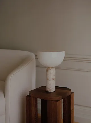Kizu Table Lamp Small van New Works – sfeerfoto 3 van 6
