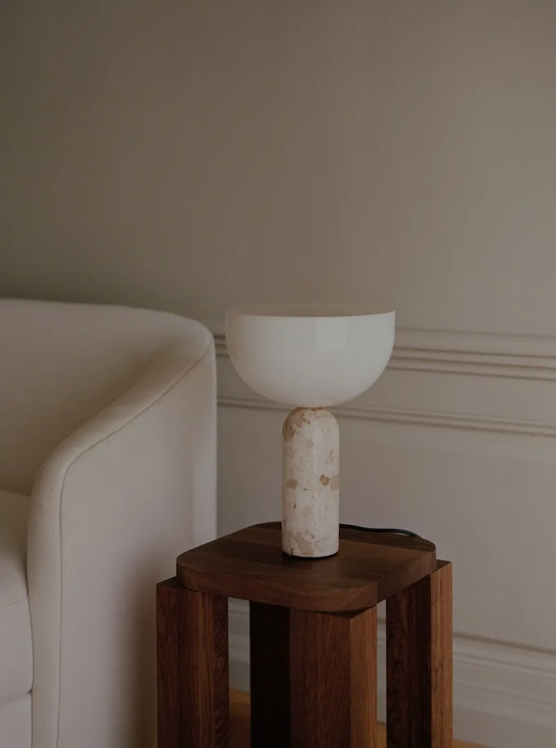Kizu Table Lamp Small van New Works – sfeerfoto 3 van 6
