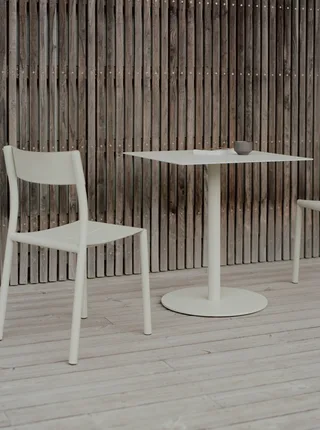 May Bistro Table 70x70 van New Works – sfeerfoto 3 van 4