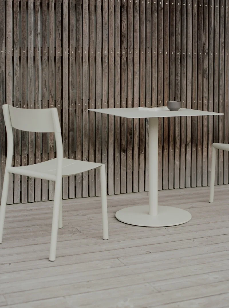 May Bistro Table 70x70 van New Works – sfeerfoto 3 van 4