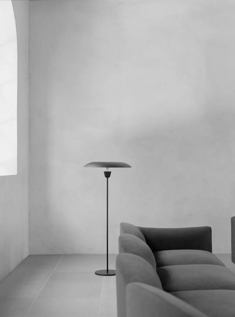 Kantarell Floor Lamp van New Works – sfeerfoto 3 van 7