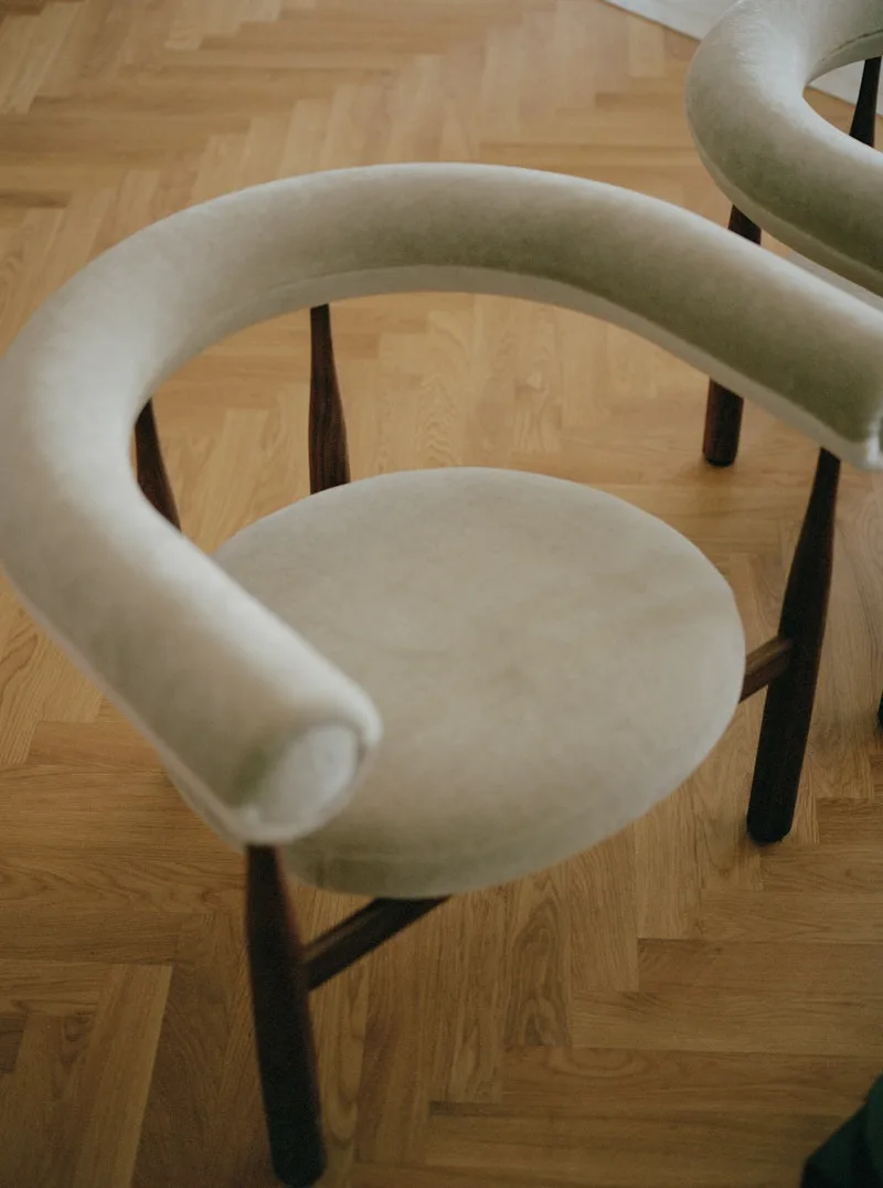 Bukowski Chair Fully Upholstered van New Works – sfeerfoto 2 van 8
