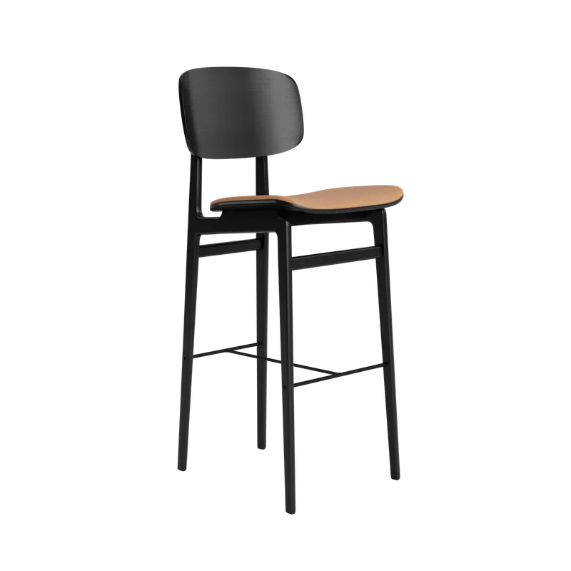 NY11 Counter & Bar w/ Backrest de NORR11 en Black Oak, H75, Seat / Dunes Camel 21004 – photo du produit