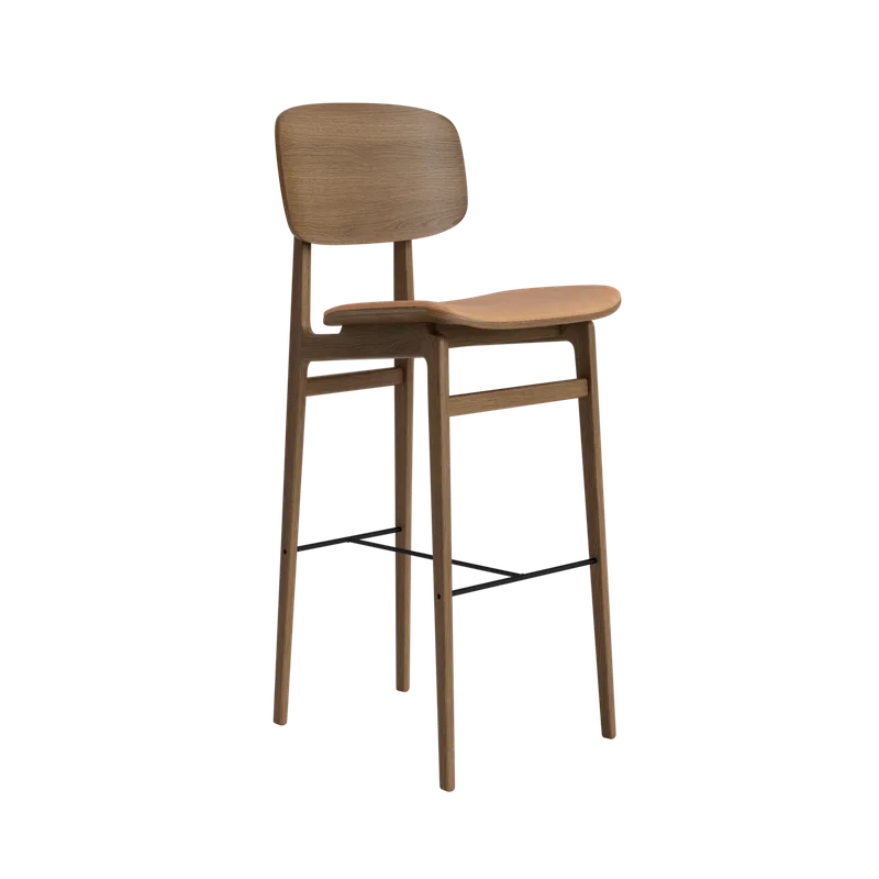 NY11 Counter & Bar w/ Backrest de NORR11 en Light Smoked Oak, H75, Seat / Dunes Camel 21004 – photo du produit