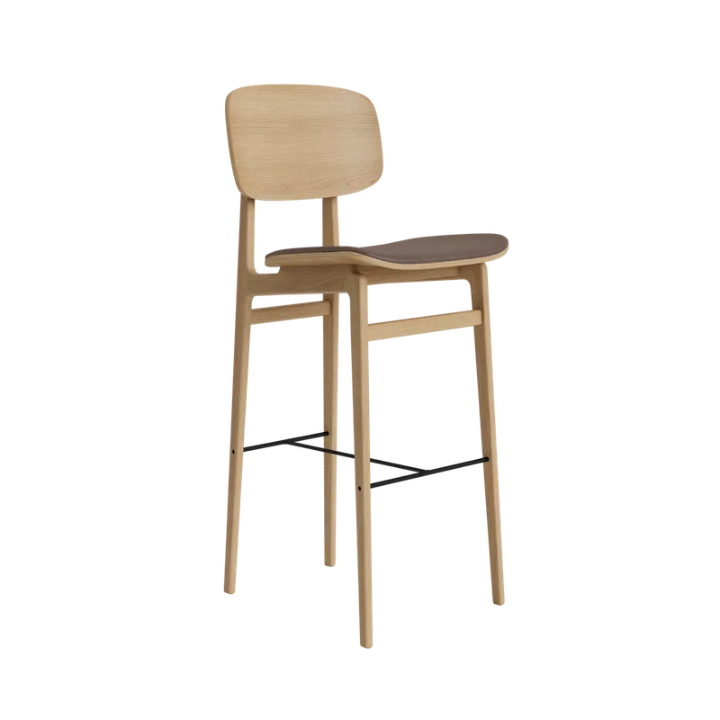 NY11 Counter & Bar w/ Backrest de NORR11 en Natural Oak, H75, Seat / Dunes Dark Brown 21001 – photo du produit