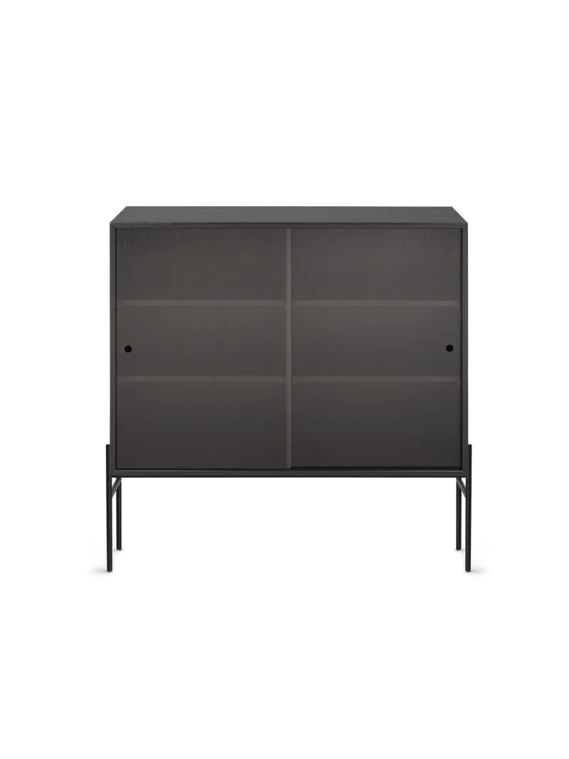 Hifive glasskap van Northern in Høye ben, Black painted oak, 100 cm – productfoto