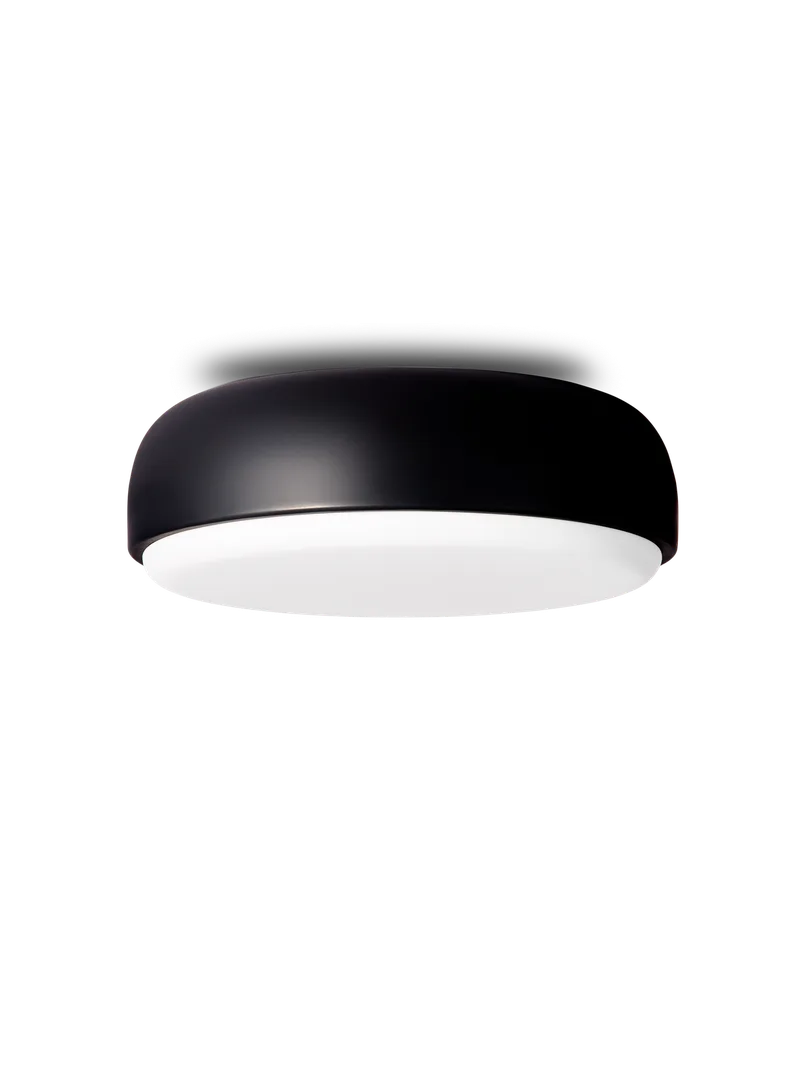 Over Me tak-/vegglampe von Northern in D 40 cm, Svart – Produktfoto