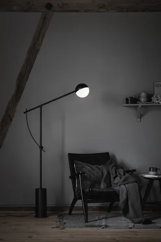 Balancer gulvlampe by Northern in Svart – interior photo 1 of 2
