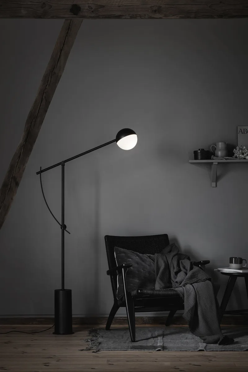 Balancer gulvlampe by Northern in Svart – interior photo 1 of 2