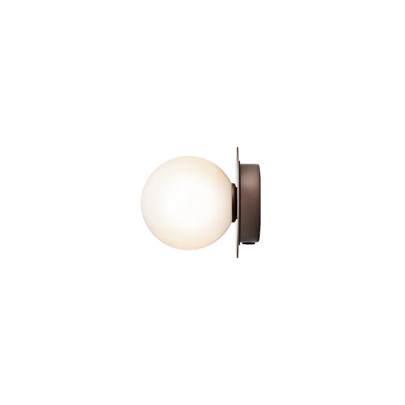 Liila 1 Small Væglampe von Nuura in Dark bronze / opal – Produktfoto