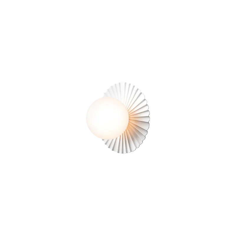 Liila Muuse Small Væglampe von Nuura in White / opal – Produktfoto