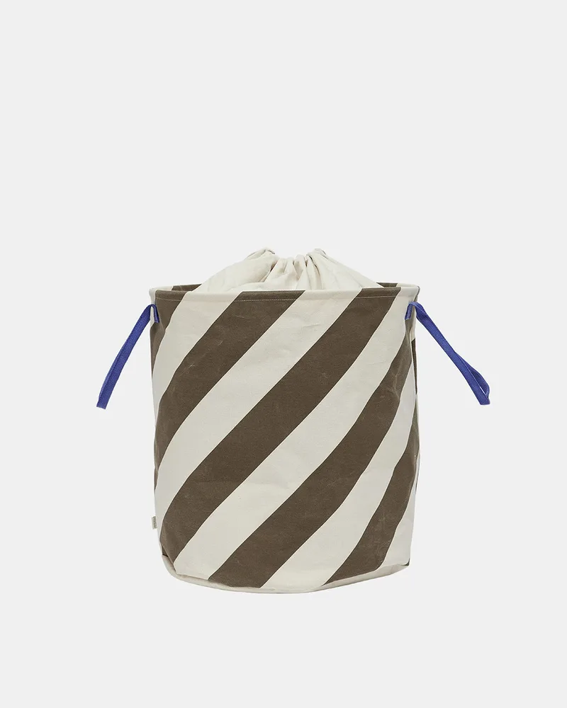 Sakki Storage Basket von OYOY Living Design – Produktfoto