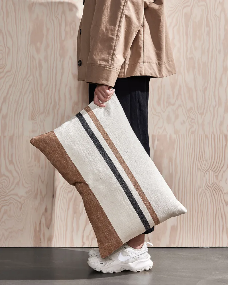 Sofuto Cushion Cover Long van OYOY Living Design – sfeerfoto