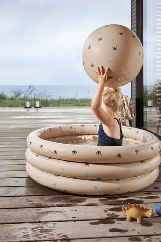 Elephant Swimming Pool Small & Beach Ball von OYOY Living Design – Ambientefoto 1 von 2