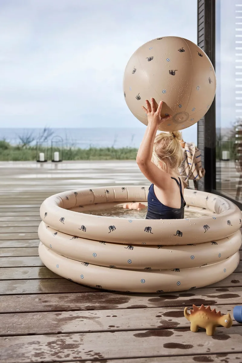 Elephant Swimming Pool Small & Beach Ball von OYOY Living Design – Ambientefoto 1 von 2