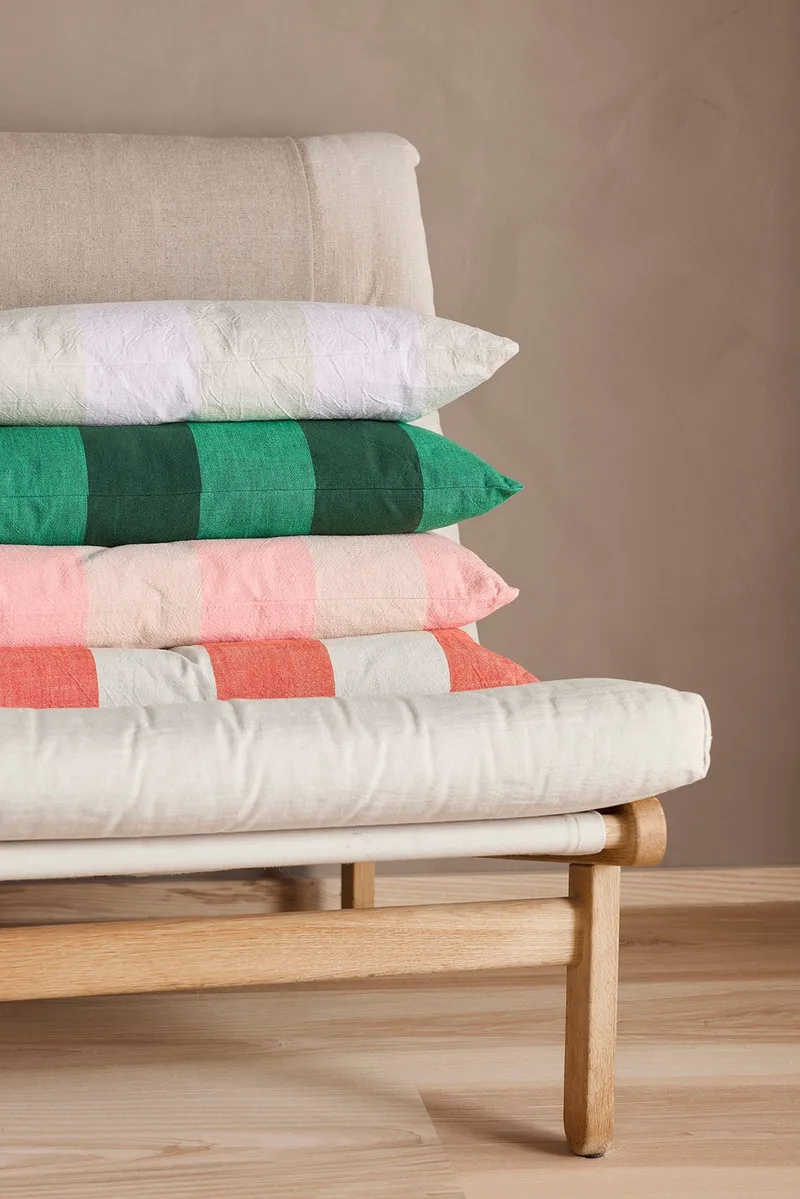 Kara Cushion Cover Long van OYOY Living Design – sfeerfoto 1 van 2