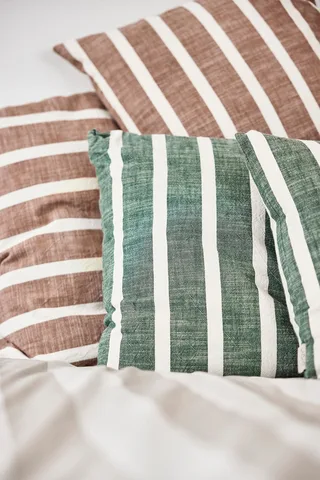 Kara Cushion Cover Square de OYOY Living Design – photo d’ambiance 1 sur 2