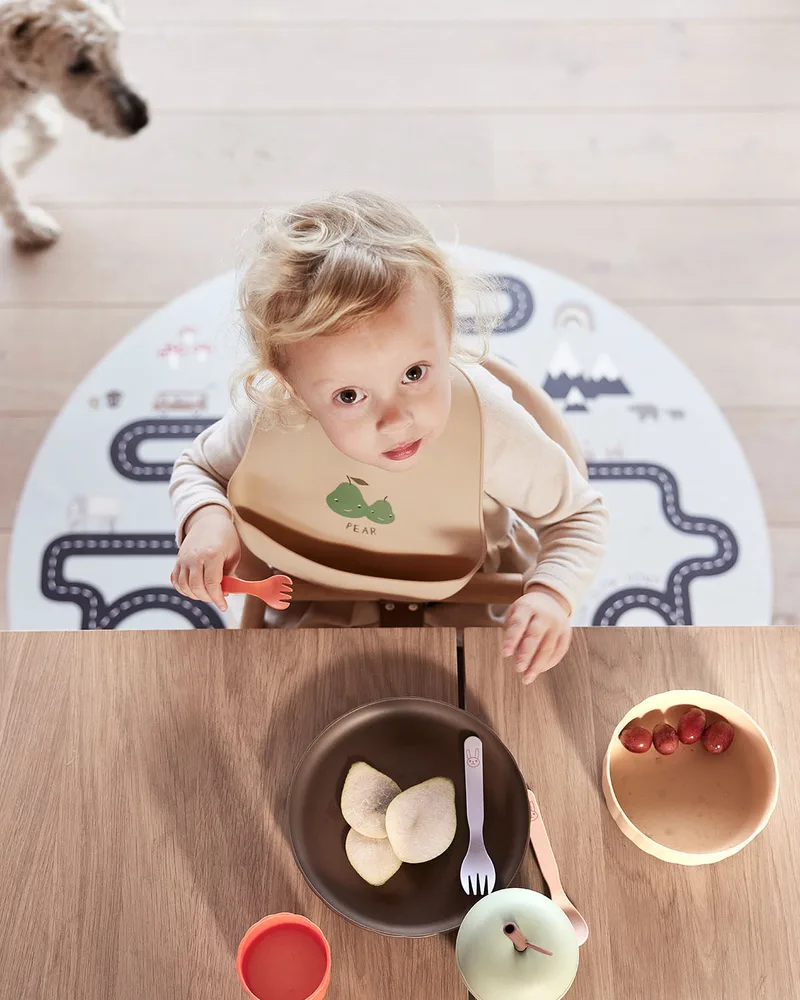 Yummy Silicone Bib - Pack of 2 von OYOY Living Design – Ambientefoto
