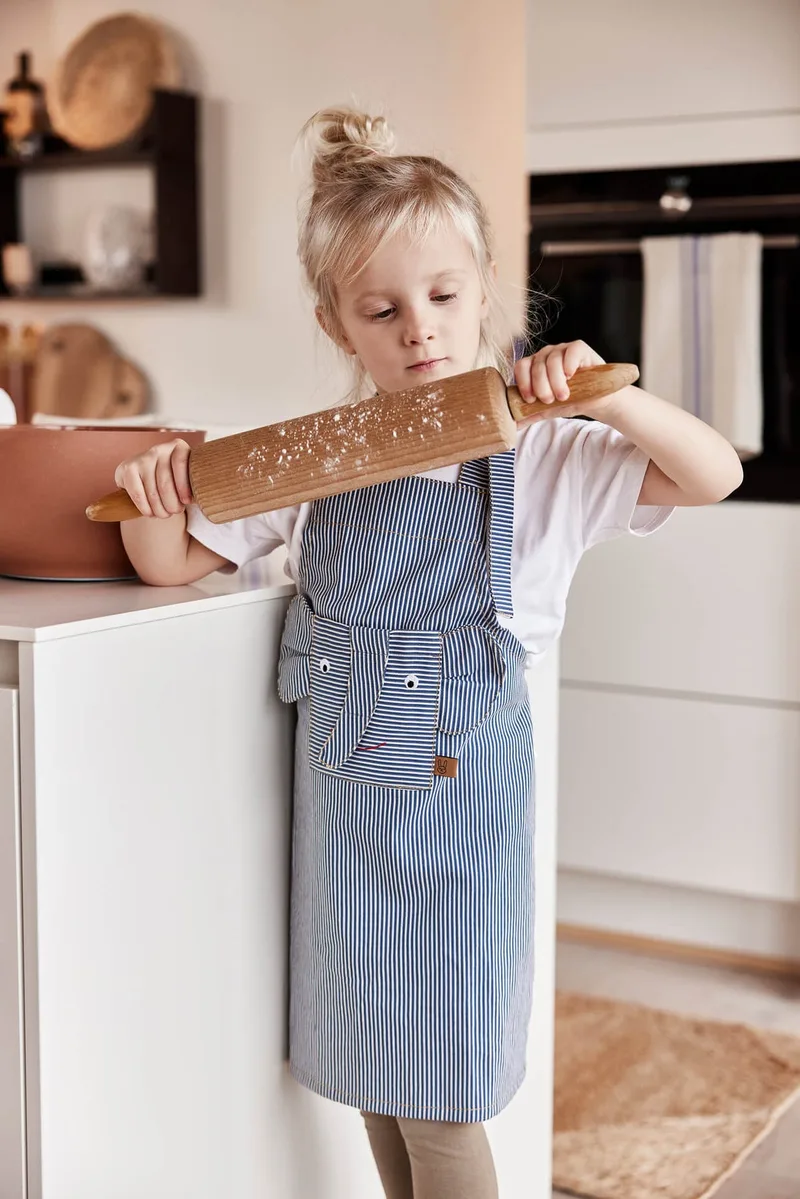 Striped Denim Elephant Apron de OYOY Living Design – photo d’ambiance