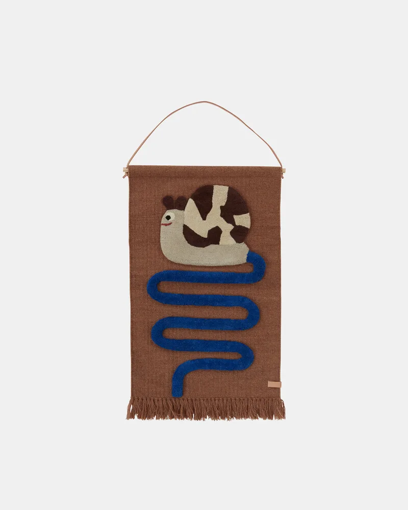 Sally Snail On The Way Wall Rug van OYOY Living Design – productfoto