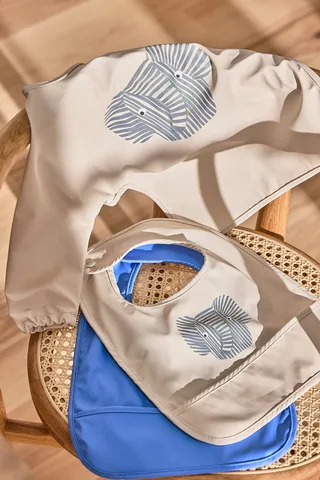Erik Elephant Cape Bib van OYOY Living Design – sfeerfoto 1 van 2