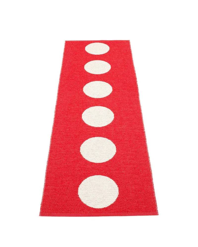 VERA Red - Runner Rug von Pappelina in Red, Runner Rug, 70 × 150 cm – Produktfoto