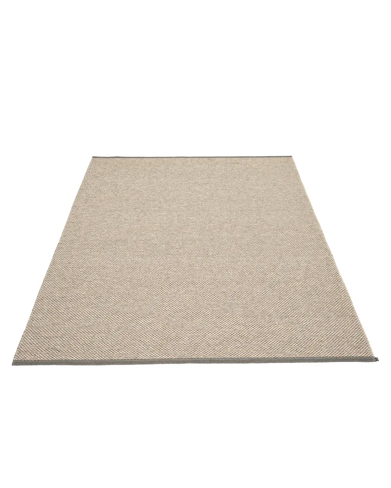 EFFI Charcoal - Area Rug van Pappelina in Charcoal, Area Rug, 180 × 260 cm – productfoto
