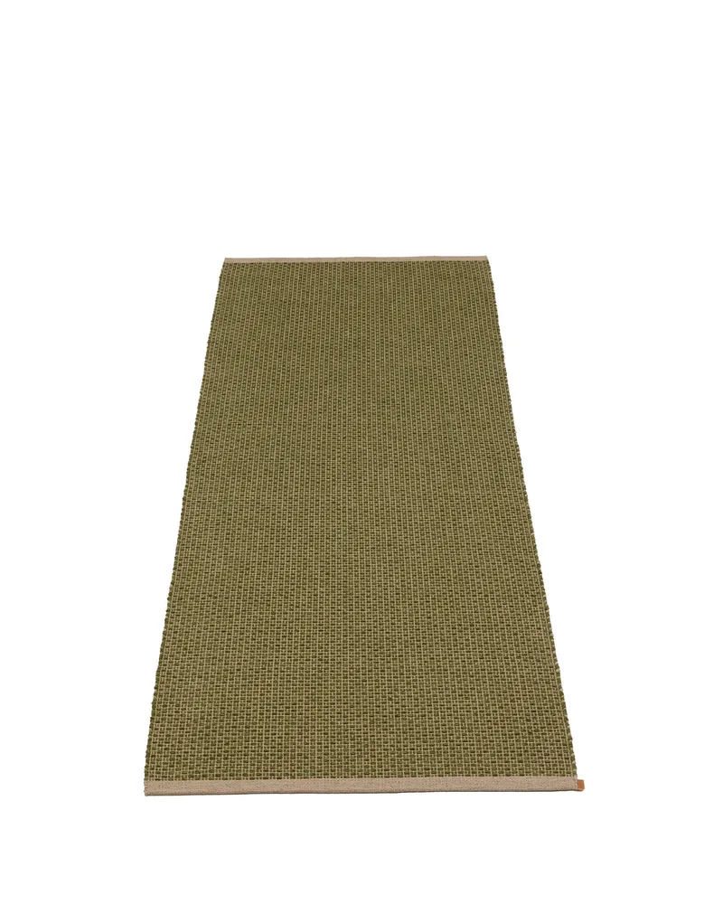 NILS Dark Olive - Runner Rug van Pappelina in Dark Olive, Runner Rug, 70 × 120 cm – productfoto