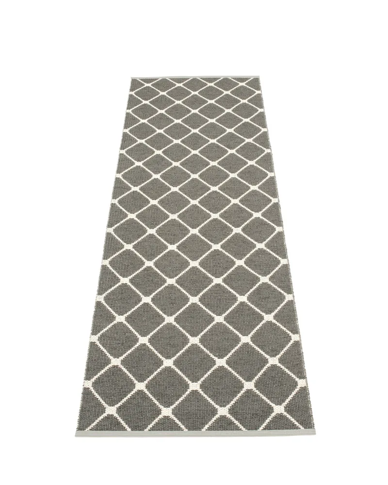 REX Charcoal - Runner Rug von Pappelina in 70 × 160 cm – Produktfoto