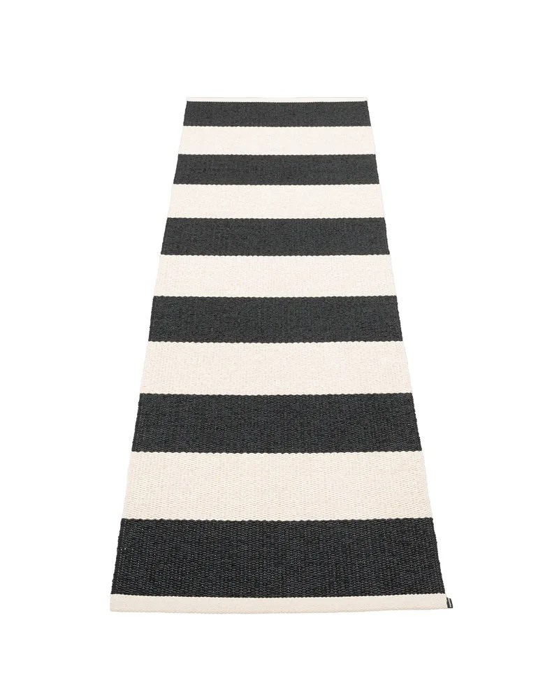 BOB Black - Runner Rug van Pappelina in Black, Runner Rug, 70 × 150 cm – productfoto