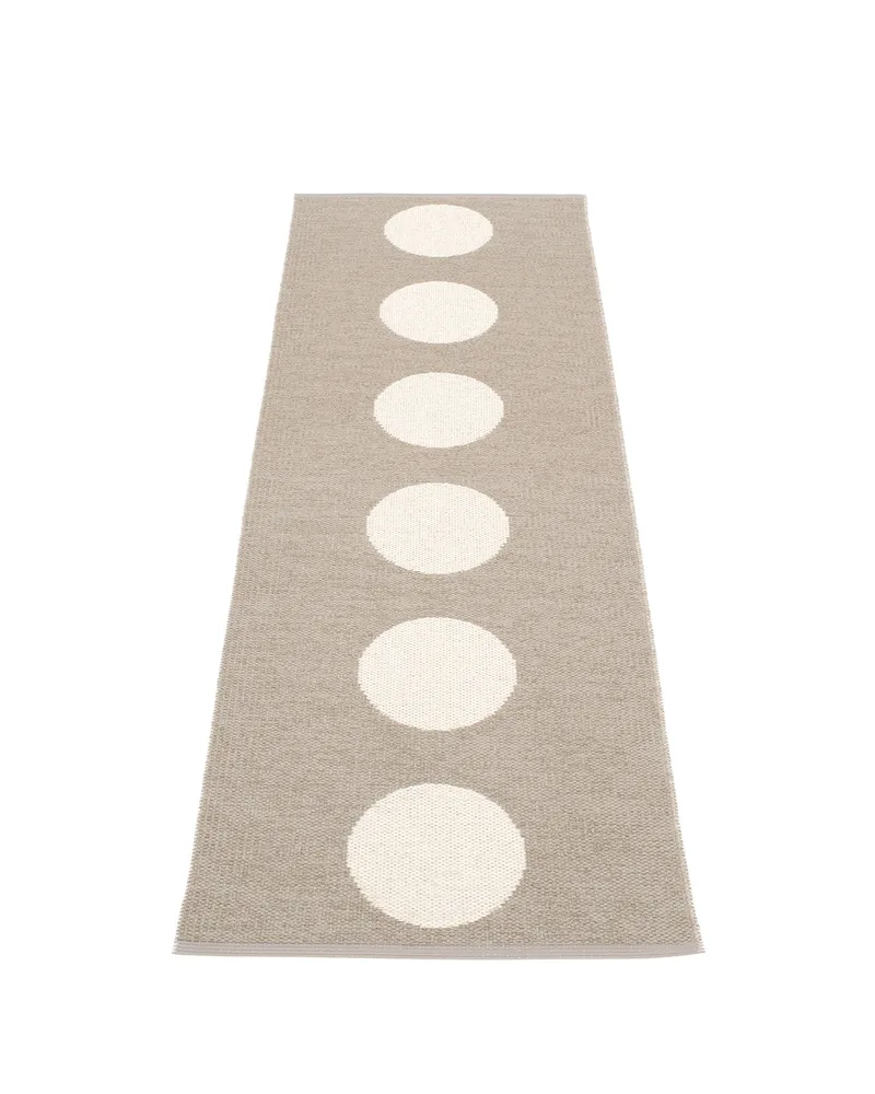 VERA Mud - Runner Rug van Pappelina in Mud, Runner Rug, 70 × 150 cm – productfoto