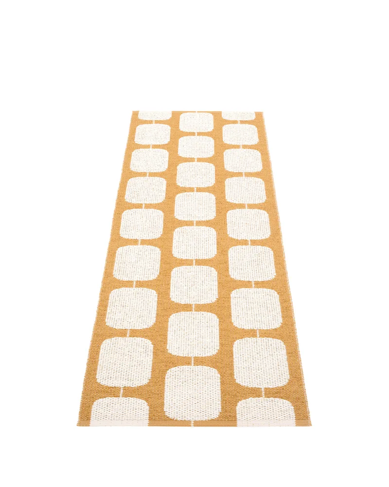STEN Ochre - Runner Rug von Pappelina in Ochre, 70 × 100 cm – Produktfoto