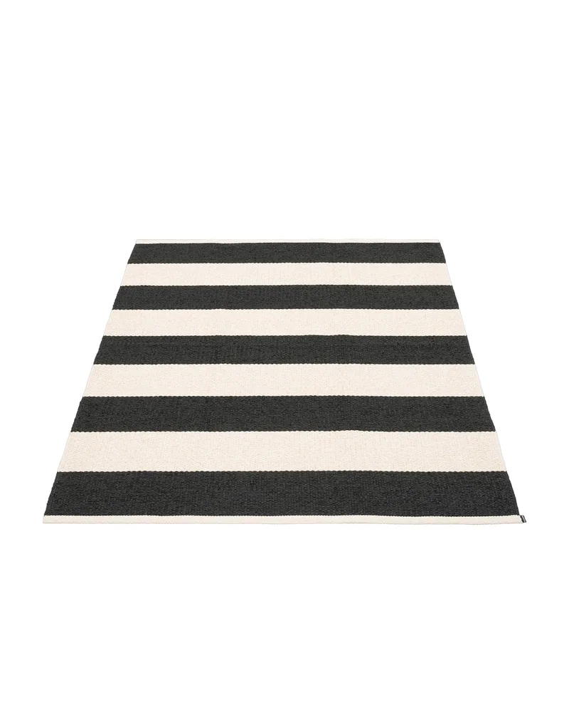 BOB Black - Area Rug van Pappelina in Black, Area Rug, 140 × 180 cm – productfoto