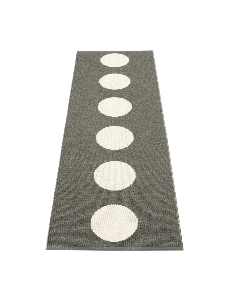 VERA Charcoal - Runner Rug de Pappelina en Charcoal, Runner Rug, 70 × 150 cm – photo du produit