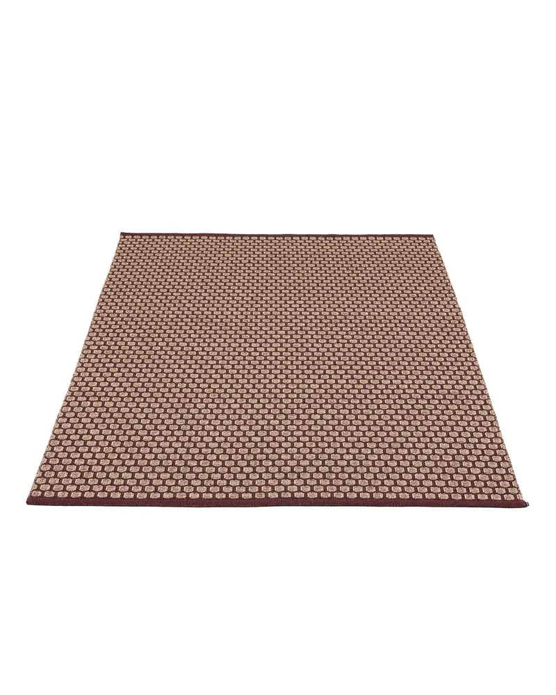 MIMI Burgundy - Area Rug van Pappelina in Burgundy, Area Rug, 180 × 260 cm – productfoto